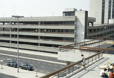 800589 Gezicht op de parkeergarage op het Jaarbeursplein te Utrecht.